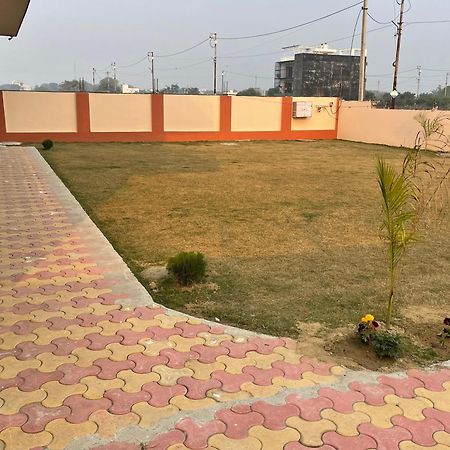 Готель Shrinath Residency Велика Нойда Екстер'єр фото